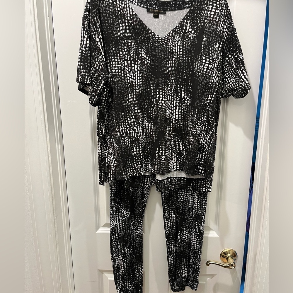 DONNA KARAN PAJAMAS 2-piece Black& White NWT sz L